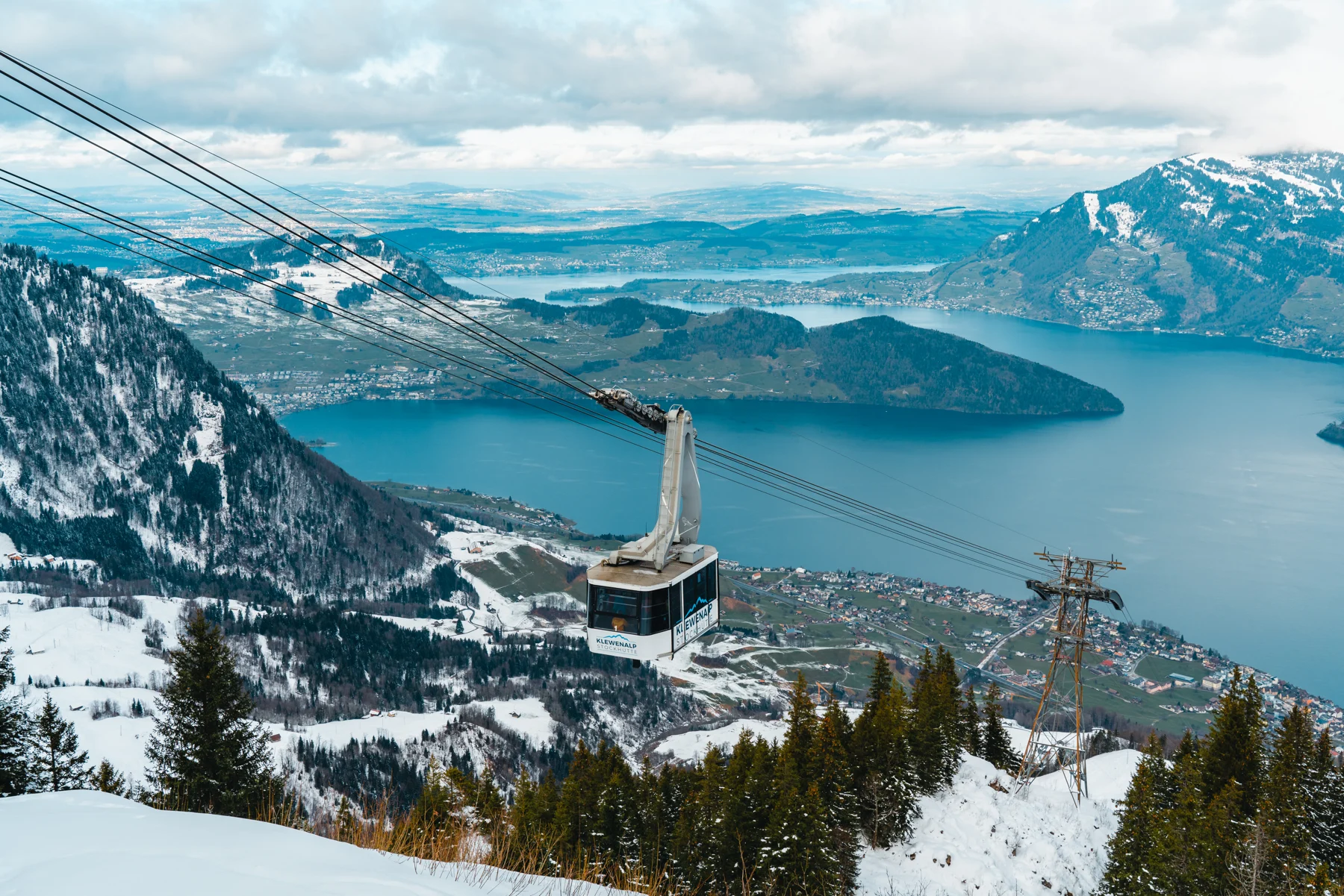 Luftseilbahn Beckenried–Klewenalp im Winter mit verschneiten Hängen und Blick auf den Vierwaldstättersee